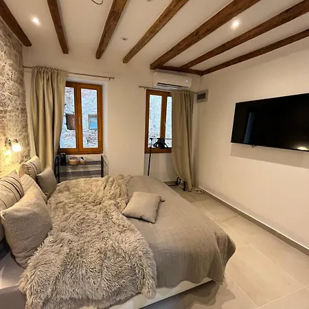 Stone & Sea Oldtown Apartment